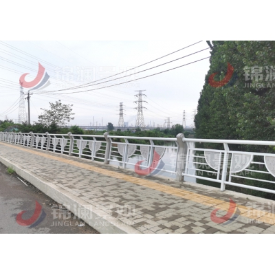 桥头的构筑物是桥梁出入口的标志